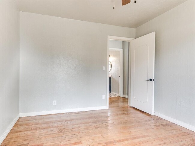 Building Photo - 512 SW 49th St