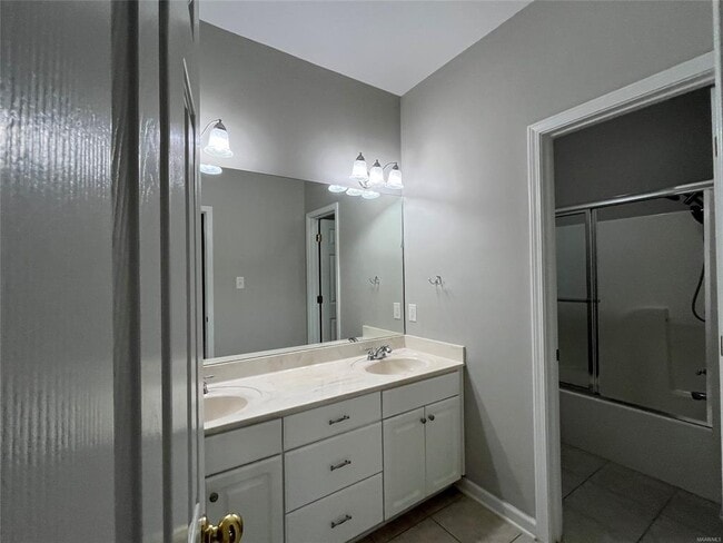 Building Photo - 704 Emerald Dr