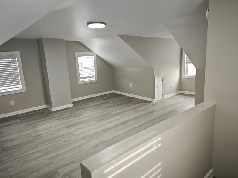 Building Photo - 612 W Garrison St