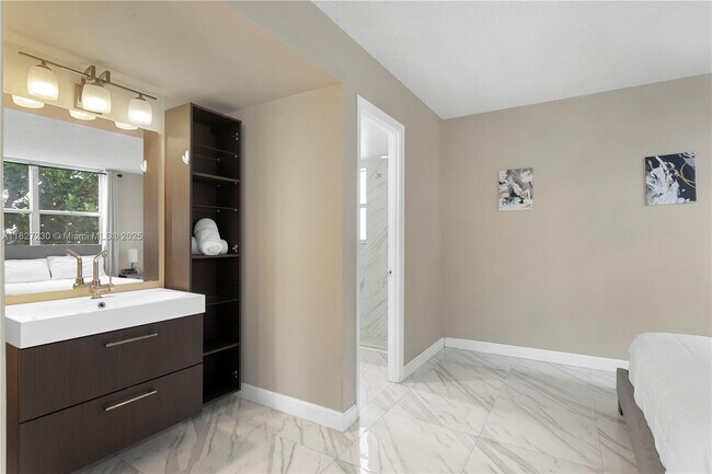 Building Photo - 9440 W Bay Harbor Dr