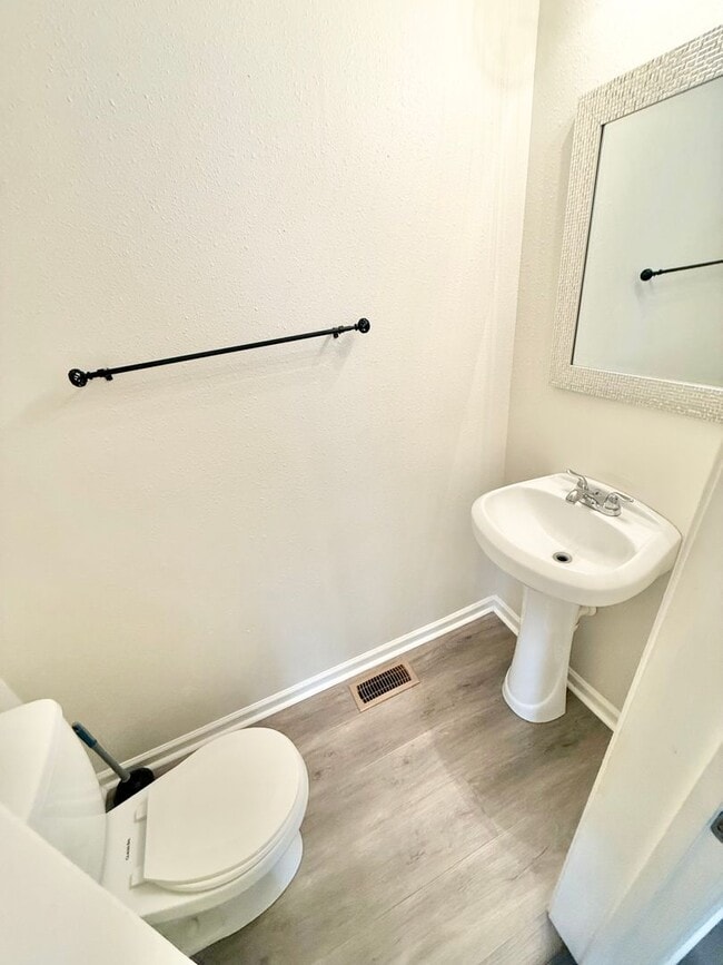 Building Photo - **4bed near MIL base- GRANITE/STAINLESS STEEL Appliances~ Roomates welcome!