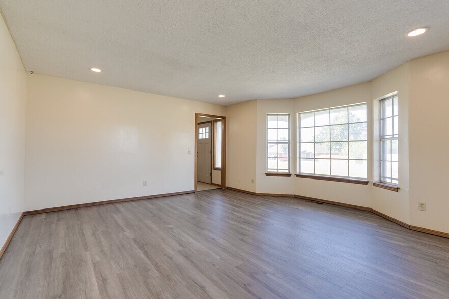 Building Photo - 2912 N Santa Fe Ave