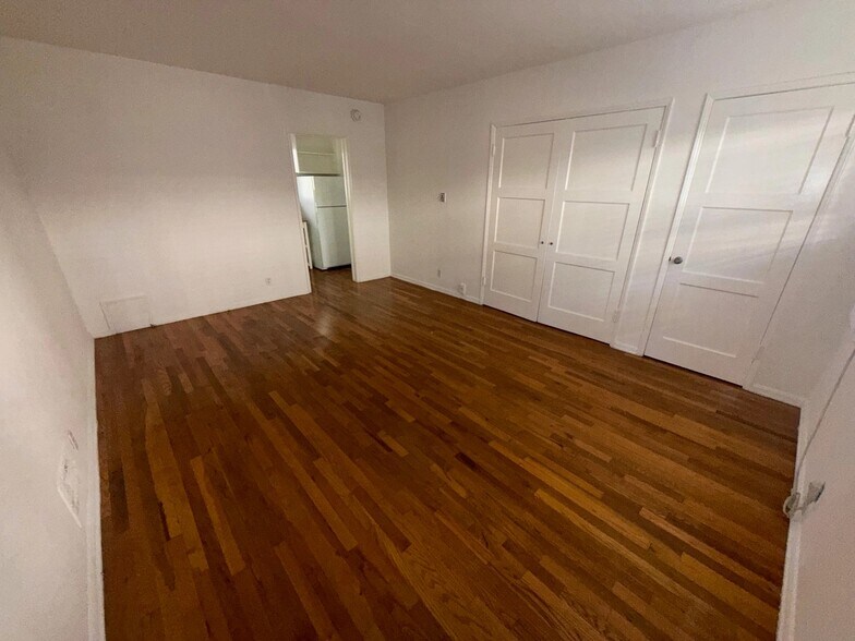 Building Photo - 838 N Sweetzer Ave