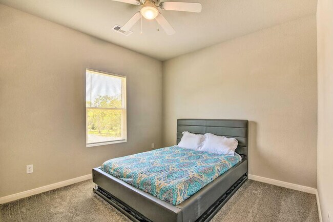 Building Photo - 3510 Oleander Ave