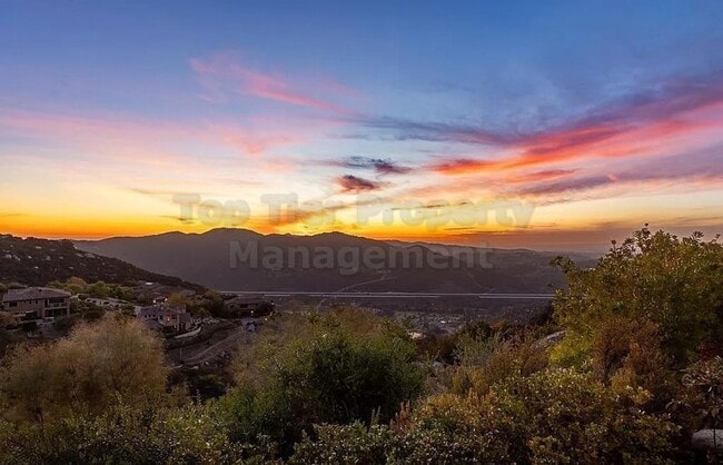 Building Photo - Luxurious Mediterranean 4 bed / 3 bath / 3...