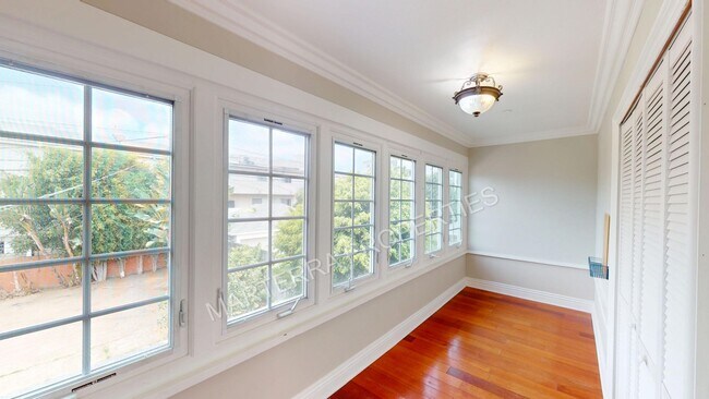 Building Photo - Charming 4-Bedroom Home in Wilshire Park HPOZ – Private Decks, Backyard & Garage!
