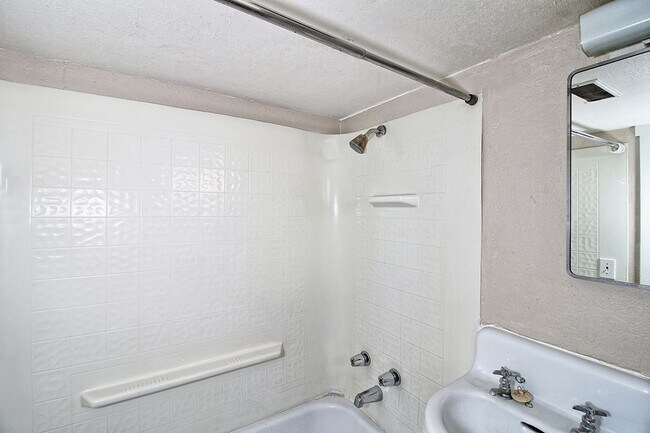 Building Photo - 825 N 7th St