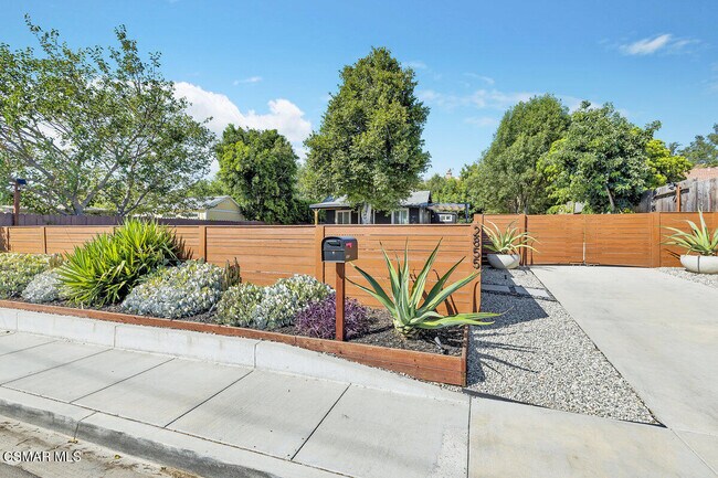 Building Photo - 2855 Los Feliz Dr