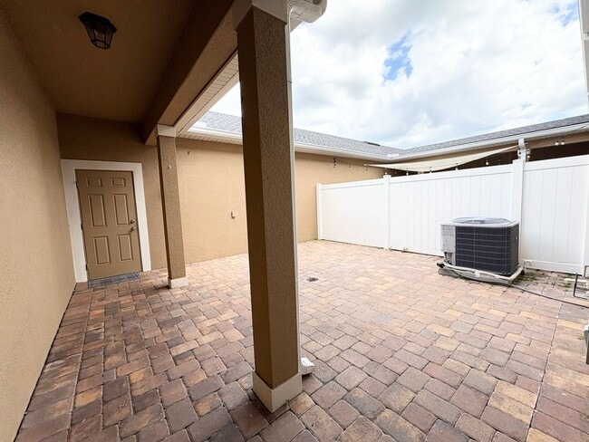 Building Photo - Gorgeous Lake View 3 BR 2.5 bath Luxury To...
