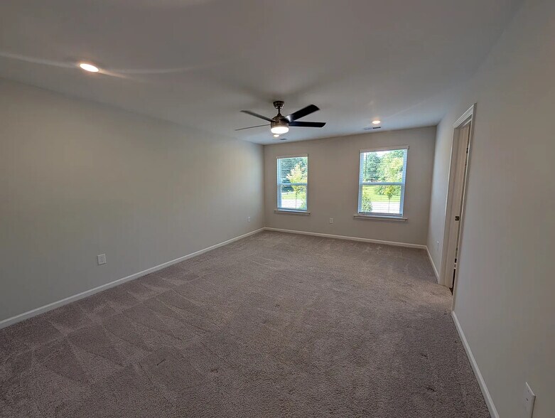 Building Photo - Room in Townhome on Regal Dr