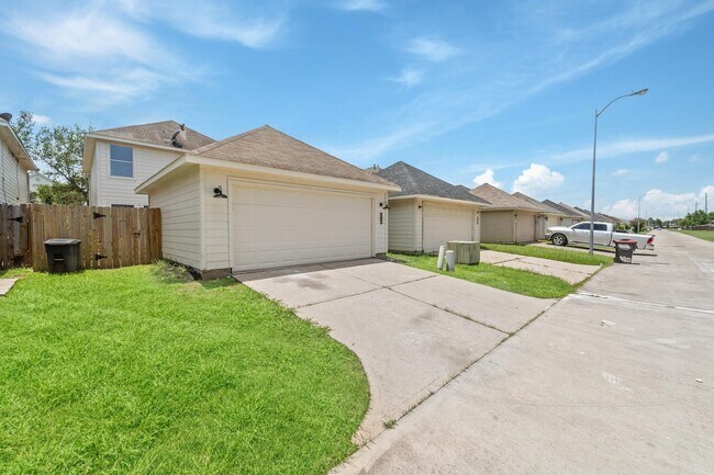 Building Photo - 6310 Mountain Pines Ln