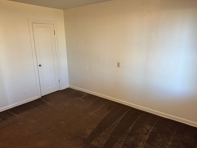 Building Photo - 2 bed, 1 bath house in Springfield