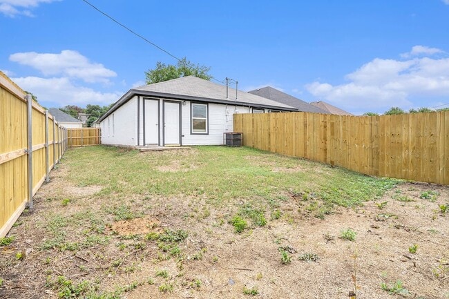 Building Photo - 2200 Brookes St