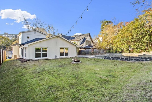 Building Photo - 2044 Fairhaven Cir NE
