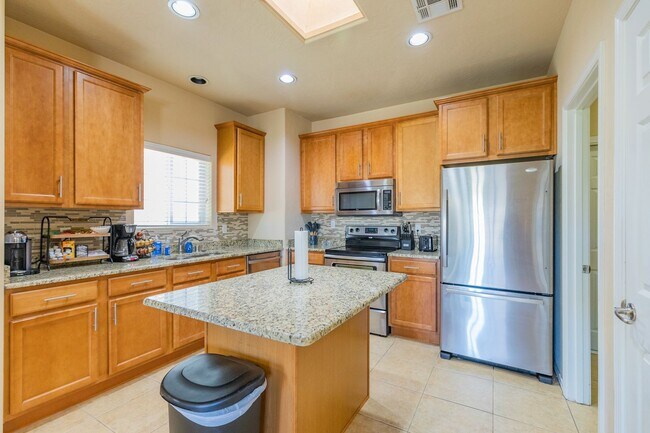 Building Photo - 3 Bed 2 Bath Fully Furnished Home - Pet Fr...