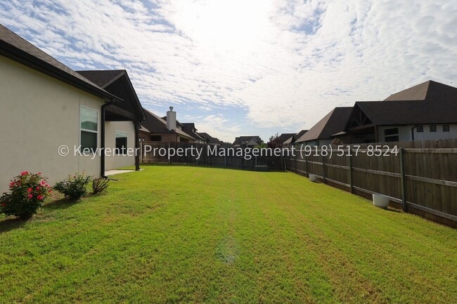 Building Photo - COMING SOON! Marvelous and Modern 3 Bed/ 3.5 Bath Home in South Broken Arrow!