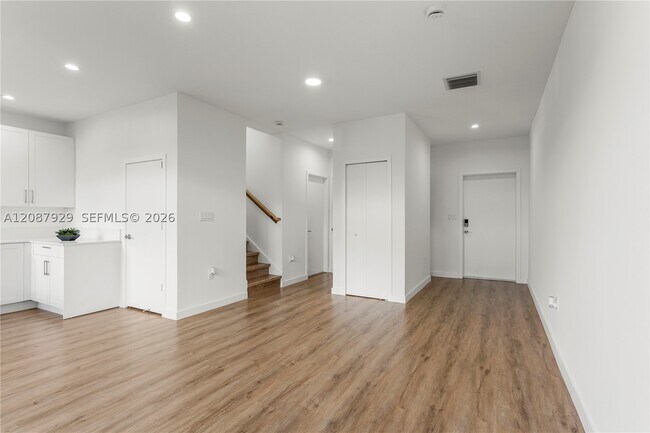 Building Photo - 425 W Palm Dr