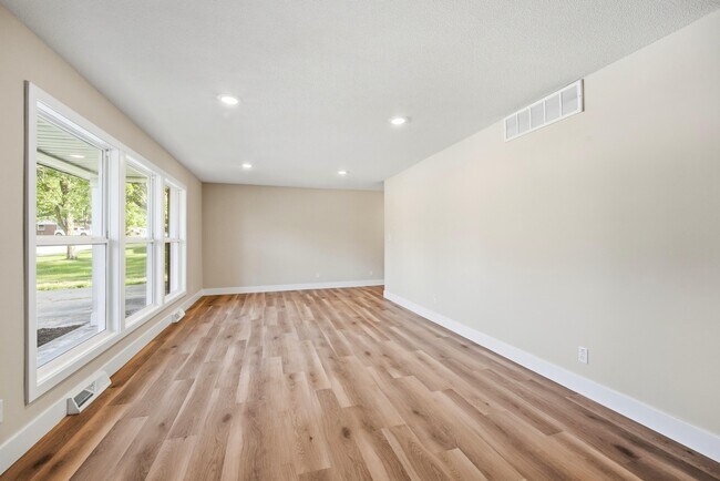 Building Photo - 1104 Falcon Dr