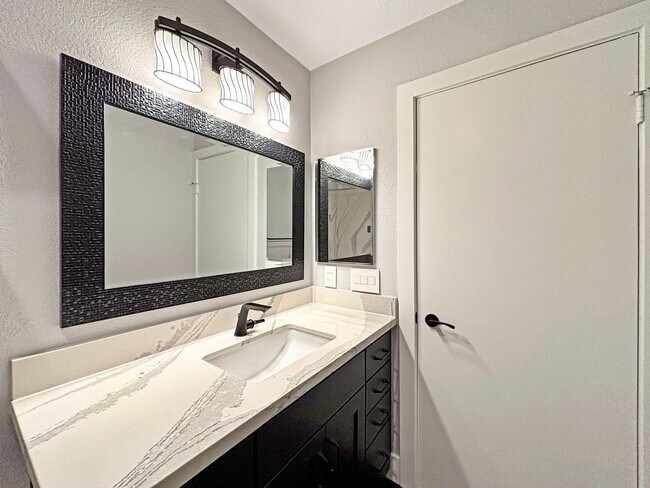 Building Photo - Stunning 2BD/2BA Condo in Bankers Hill W/ ...