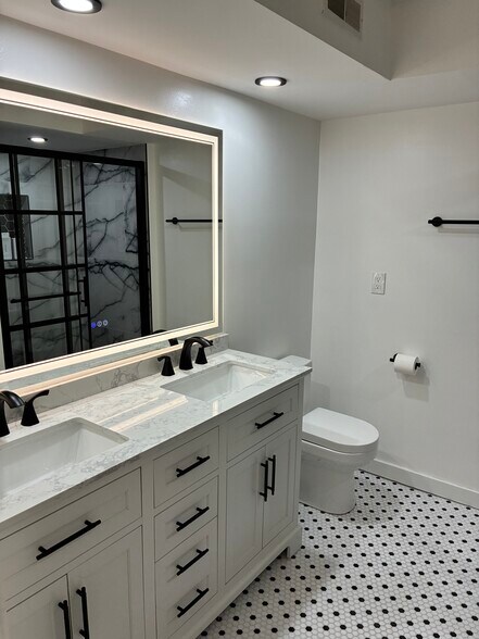 Master Bath - 1040 Hatch St