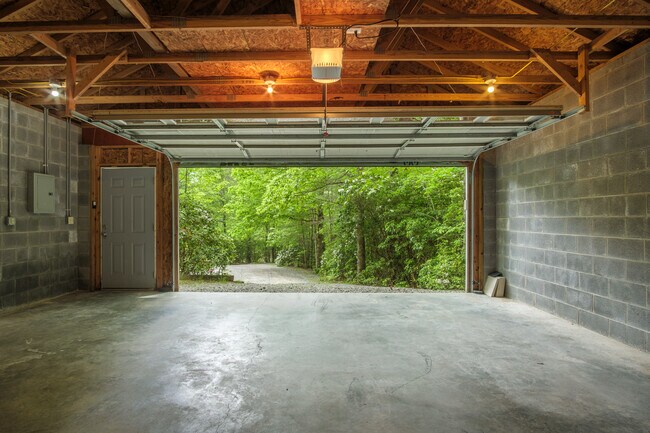 Building Photo - 34 Sugar Creek Dr