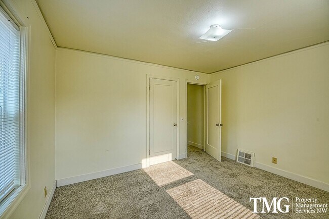 Building Photo - Adorable 3BD Home with Tons of Vintage Charm!