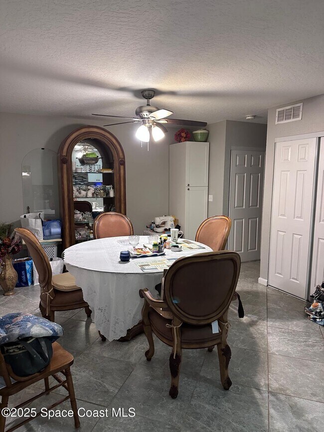 Building Photo - 2014 Manor Dr NE