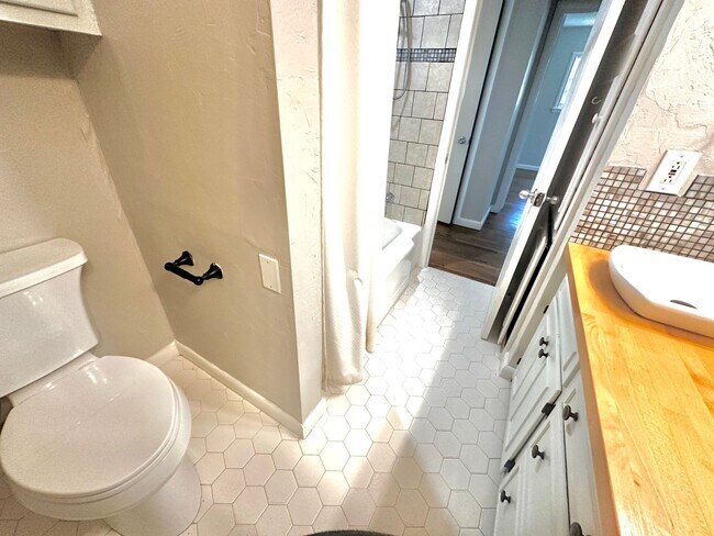 Building Photo - WELL MAINTAINED