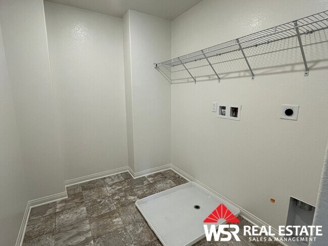 Building Photo - Stunning 6-Bedroom, 3-Bathroom Home for rent in a newer neighborhood