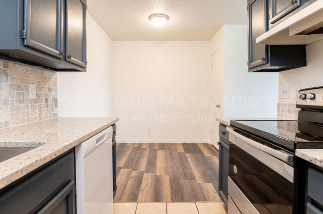 Building Photo - 1800 E 1st St N