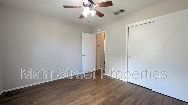 Building Photo - 9648 Hollowbrook Dr