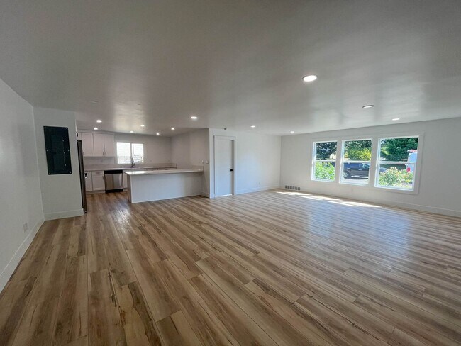 Building Photo - Charming NE Portland Apartment Near Parks, Shops & Transit