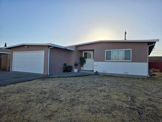Primary Photo - Beautifully Updated 3 Bed, 2 Bath Single S...