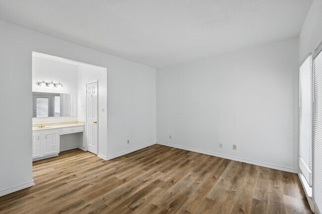 Building Photo - 3105 San Jacinto St