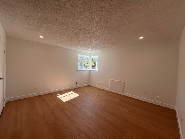 Building Photo - Simi Valley 4+3 w/downstairs bed + full bath + EV charger!