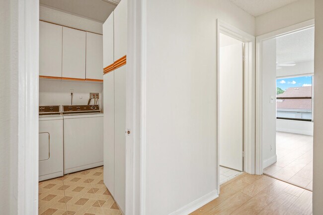 Building Photo - 10910 Lakemore Ln