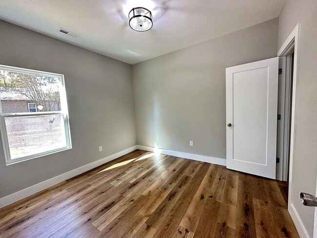 Building Photo - 3-Yr-Old Gem in East Brainerd – Prime Spot...