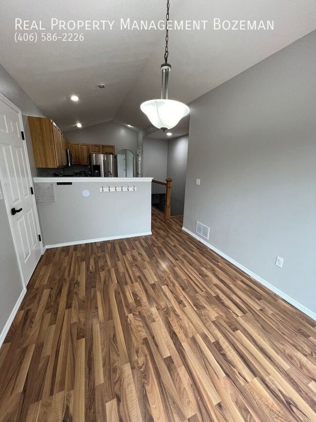 Building Photo - 452 Woodman Dr
