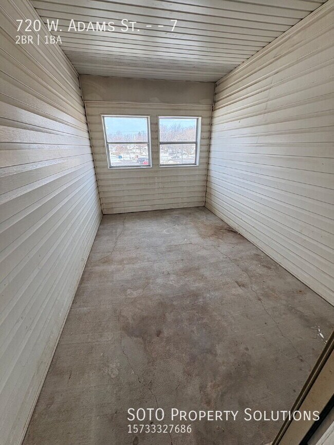 Building Photo - 720 W Adams St