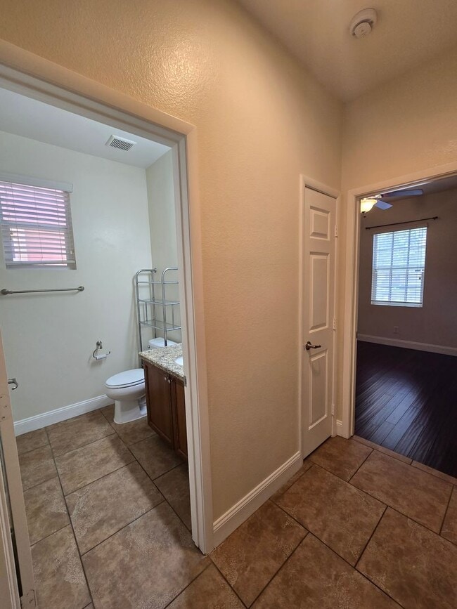 Building Photo - A Beautiful Single Story Townhouse! 3 Bed,...