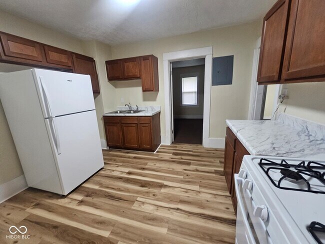 Building Photo - 1310 E 5th St