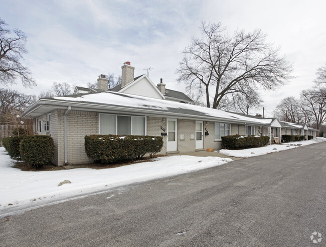 Primary Photo - Oak Manor