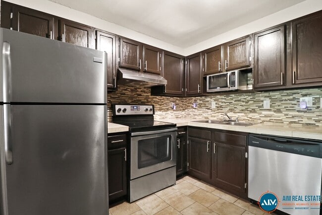Building Photo - Move-In Ready 2 Bedroom Condo – Steps from...
