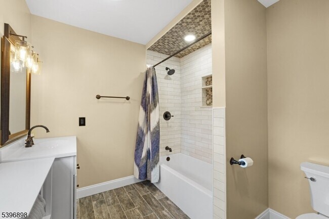 Building Photo - 17 Lathrop Ave