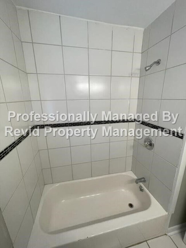 Building Photo - *FIRST MONTH RENT FREE* Freshly Renovated ...