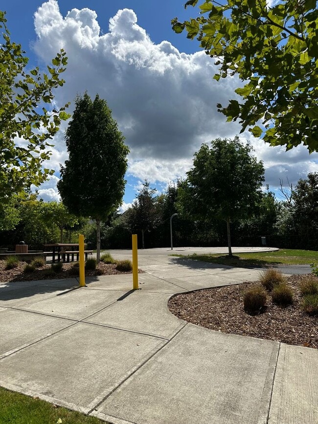 Building Photo - BEAUTIFUL CONTEMPORARY HOME IN BETHANY