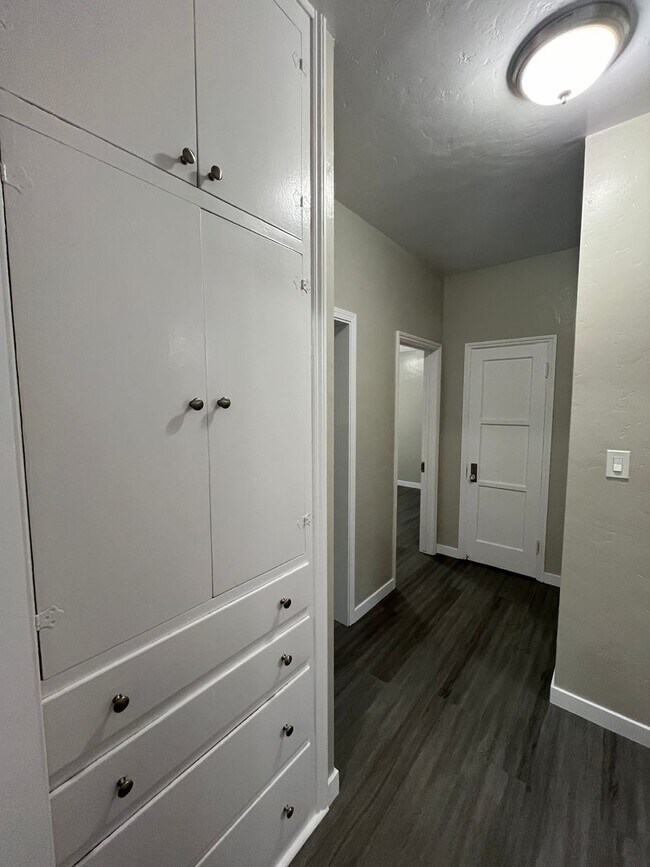 Building Photo - SPACIOUS 1 BEDROOM 1 BATH UPSTAIRS LOCATED NORTH OF DOWNTOWN LONG BEACH