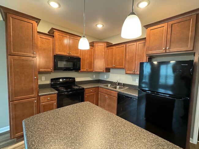 Building Photo - 2225 Cedarbrook Ct