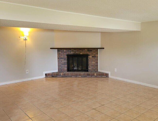 Building Photo - 3932 Silver Ridge Dr