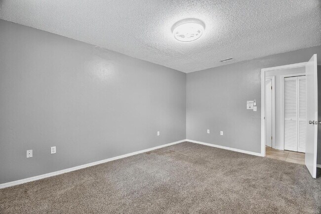 Building Photo - BEAUTIFULLY UPDATED